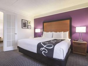 Кровать или кровати в номере La Quinta by Wyndham Phoenix Mesa West