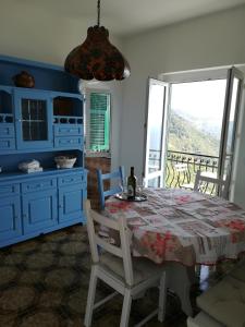 uma sala de jantar com uma mesa e armários azuis em casa fiorella em San Bernardino