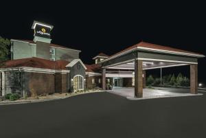 a building with a sign on top of it at night at La Quinta by Wyndham Orem University Pwy Provo in Orem