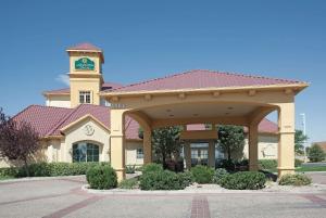 un bâtiment avec une tour d'horloge en haut dans l'établissement La Quinta by Wyndham Pueblo, à Pueblo