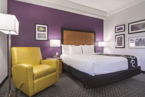 Кровать или кровати в номере La Quinta by Wyndham Phoenix Mesa West