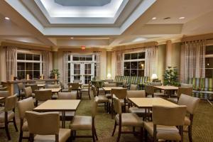 ห้องอาหารหรือที่รับประทานอาหารของ La Quinta by Wyndham USF (Near Busch Gardens)