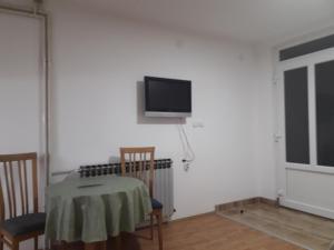 Una televisión o centro de entretenimiento en Apartmani Milivojevic
