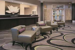 a waiting room with chairs and a reception desk at La Quinta by Wyndham Mesa Superstition Springs in Mesa