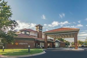 ノーマンにあるLa Quinta by Wyndham Oklahoma City Normanの時計塔のある建物の表示