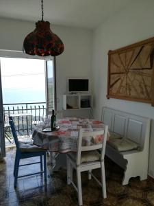 a dining room with a table and chairs and a window at casa fiorella in San Bernardino