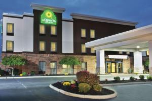 Un hotel con un cartel en la entrada. en La Quinta by Wyndham Columbus - Grove City, en Grove City