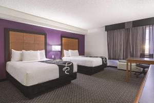Кровать или кровати в номере La Quinta by Wyndham Phoenix Mesa West
