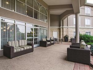 un patio con divani e sedie di fronte a un edificio di La Quinta by Wyndham Denver Airport DIA a Denver
