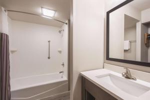 Ванная комната в La Quinta by Wyndham Phoenix Mesa West