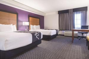 Кровать или кровати в номере La Quinta by Wyndham Phoenix Mesa West