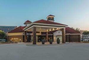 un bâtiment avec une tour d'horloge en haut dans l'établissement La Quinta by Wyndham Dallas Plano West, à Plano