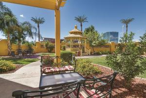 Сад в La Quinta by Wyndham Phoenix Mesa West