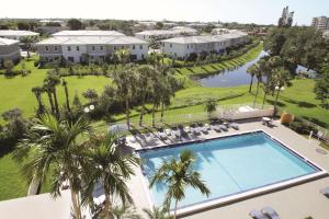 vista aerea sulla piscina del resort di La Quinta by Wyndham Coral Springs University Dr a Coral Springs