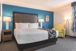 Ліжко або ліжка в номері La Quinta by Wyndham Orlando Lake Mary