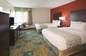 
A bed or beds in a room at La Quinta Inn by Wyndham Sheboygan
