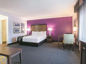 Un pat sau paturi într-o cameră la La Quinta by Wyndham Atlanta Midtown - Buckhead