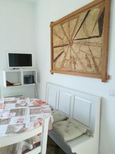 a dining room with a table and a tv at casa fiorella in San Bernardino