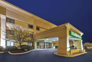 ペリーズバーグにあるLa Quinta Inn by Wyndham Toledo Perrysburgの建物前の看板のあるホテル