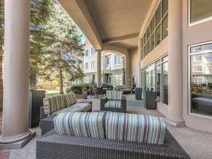 eine Terrasse mit Sofas und Stühlen auf einem Gebäude in der Unterkunft La Quinta by Wyndham Denver Tech Center in Greenwood Village