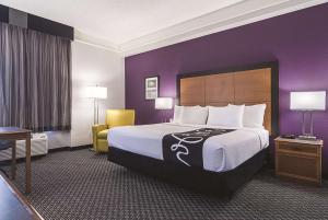 Кровать или кровати в номере La Quinta by Wyndham Phoenix Mesa West