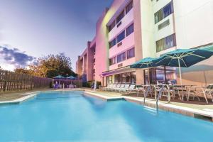 בריכת השחייה שנמצאת ב-La Quinta Inn by Wyndham Austin North או באזור
