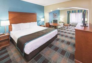 een hotelkamer met een groot bed en een bureau bij La Quinta by Wyndham Houston Hobby Airport in Houston
