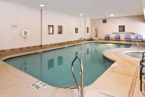 ein großer Pool in einem Hotelzimmer in der Unterkunft La Quinta by Wyndham Ruidoso Downs in Ruidoso Downs