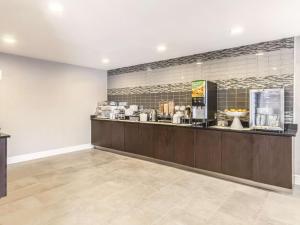 a coffee shop with a counter in a room at La Quinta by Wyndham Cleveland - Airport North in Cleveland