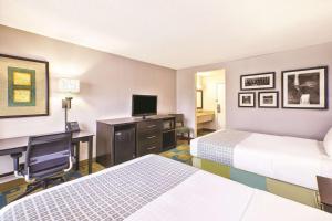 Кровать или кровати в номере La Quinta Inn by Wyndham Toledo Perrysburg