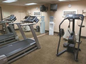 The fitness centre and/or fitness facilities at La Quinta by Wyndham Stamford / New York City