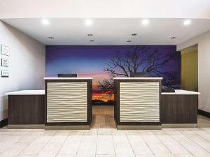 Vstupní hala nebo recepce v ubytování La Quinta by Wyndham McKinney + 37 fotografií