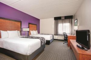 ein Hotelzimmer mit 2 Betten und einem Flachbild-TV in der Unterkunft La Quinta by Wyndham Atlanta Roswell in Roswell