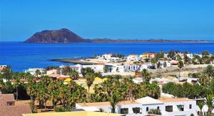widok na plażę z domami i ocean w obiekcie Los Barqueros "Maria" Corralejo "Beach front - Town centre" w Corralejo