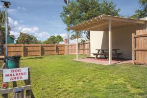 a dog walking area with a pavilion in a yard at La Quinta by Wyndham Fort Walton Beach in Fort Walton Beach