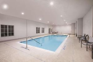 una gran piscina en una gran habitación con mesas y sillas en La Quinta by Wyndham Mansfield TX, en Mansfield