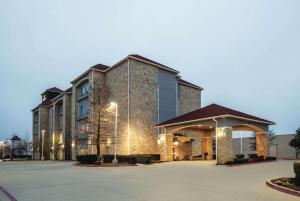 a building with a parking lot in front of it at La Quinta by Wyndham Mansfield TX in Mansfield