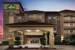 a hotel with a sign on the front of it at La Quinta by Wyndham Dallas South-DeSoto in DeSoto
