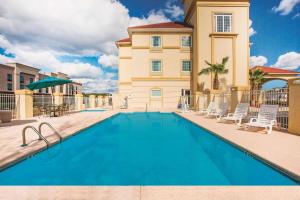 Swimming pool sa o malapit sa La Quinta by Wyndham Kingsland/Kings Bay Naval B