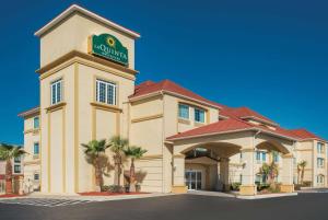 a hotel with a sign on top of a building at La Quinta by Wyndham Kingsland/Kings Bay Naval B in Kingsland