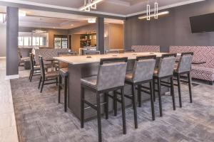 una sala conferenze con un grande tavolo e sedie di La Quinta by Wyndham Abilene Mall ad Abilene