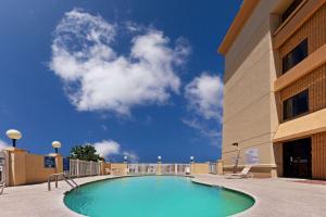 Πισίνα στο ή κοντά στο La Quinta by Wyndham El Paso West Bartlett