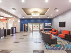 una hall di un ospedale con sedie arancioni e una sala d'attesa di La Quinta by Wyndham San Antonio Northwest a San Antonio