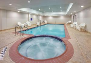 a large swimming pool in a hotel room at La Quinta by Wyndham Corsicana in Corsicana