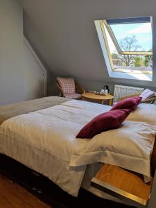 Un dormitorio con una cama grande y una ventana en Falcon Crest Guest House, en Edimburgo