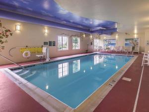 a large swimming pool in a hotel room at La Quinta by Wyndham Bowling Green in Bowling Green