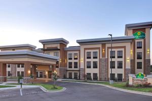 una rappresentazione della parte anteriore di un hotel di La Quinta by Wyndham Memphis Wolfchase a Memphis