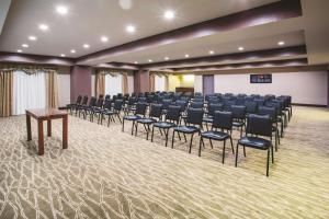 une salle de conférence avec une rangée de chaises et une table dans l'établissement La Quinta by Wyndham Russellville, à Russellville