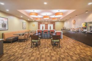a restaurant with a dining room with tables and chairs at La Quinta by Wyndham Smyrna TN - Nashville in Smyrna