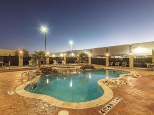 Bazén v ubytování La Quinta by Wyndham Dallas Grand Prairie South nebo v jeho okolí